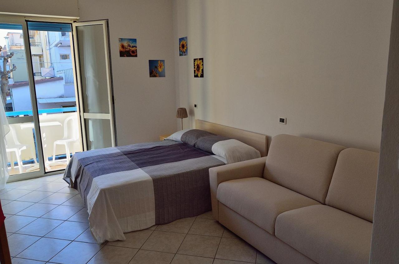 Residence Verbena Rimini Bagian luar foto